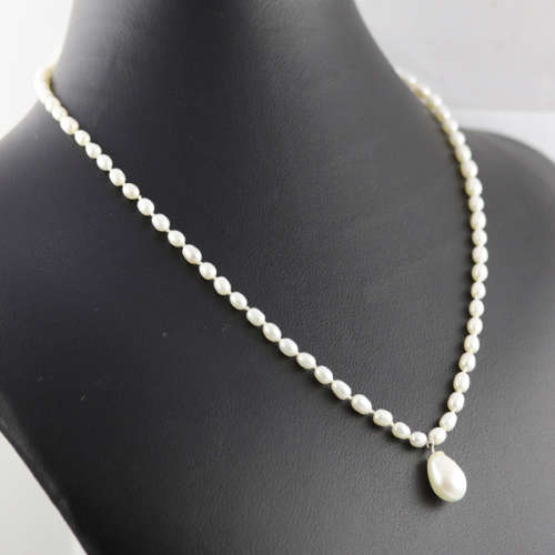ELEGANT AND CLASSIC NATURAL BAROQUE PEARL PENDANT ON A 44CM HANDSTRUNG PEARL NECKLACE. 925
