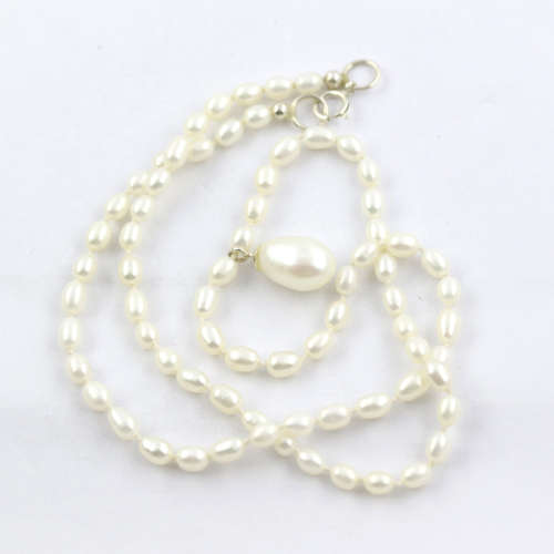 ELEGANT AND CLASSIC NATURAL BAROQUE PEARL PENDANT ON A 44CM HANDSTRUNG PEARL NECKLACE. 925