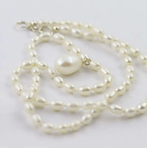 ELEGANT AND CLASSIC NATURAL BAROQUE PEARL PENDANT ON A 44CM HANDSTRUNG PEARL NECKLACE. 925