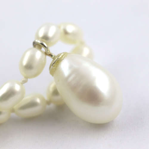 ELEGANT AND CLASSIC NATURAL BAROQUE PEARL PENDANT ON A 44CM HANDSTRUNG PEARL NECKLACE. 925