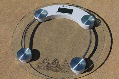 GLASS & CHROME DIGITAL SCALES - ELEGANTLY UPMARKET!