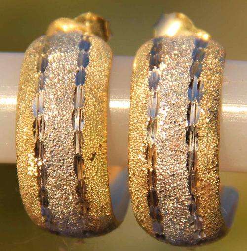 YELLOW GOLD EARRINGS WITH CONTRASTING DECORATIVE PATTERN