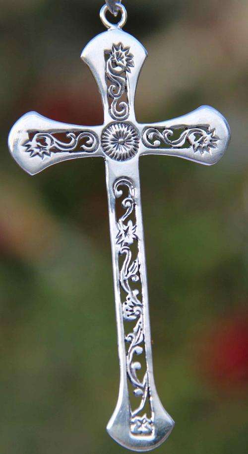 STERLING SILVER CROSS WITH BEAUTIFUL DECORATIVE DETAIL. Vintage!! 9,6 grams