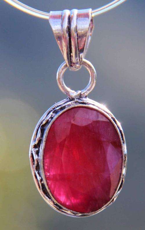 GORGEOUS REAL RUBY PENDANT IN STERLING SILVER - 7,5 g!