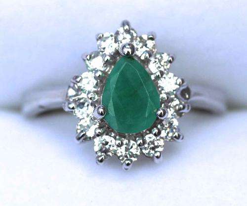 NATURAL EMERALD RING IN STERLING SILVER! Pretty and dainty