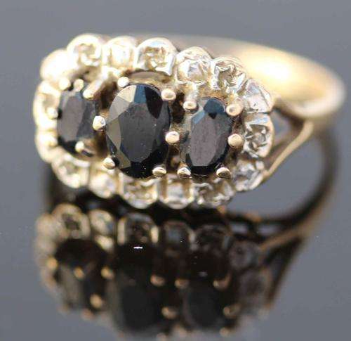 VINTAGE RING - ENGLAND! THREE LARGE SAPPHIRE TRIO SURROUNDED BY DIAMONDS IN YELLOW GOLD! 2,8g