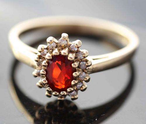 BEAUTIFUL DIAMOND AND FIREY GARNET RING. VINTAGE RING FROM BIRMINGHAM.