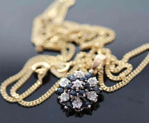 DIAMOND & SAPPHIRE GOLD PENDANT ON 9ct GOLD CHAIN FROM BIRMINGHAM. 7pt DIAMONDS. 0,24ct SAPPHIRES.