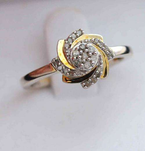 DIAMONDS (0,12 ct) IN STERLING SILVER RING - UNUSUAL SWIRLY DESIGN!