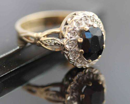 GRACIOUS VINTAGE PIECE FROM BIRMINGHAM. ENGLAND (Hallmarked). HUGE SAPPHIRE (1,54ct) AND DIAMONDS.