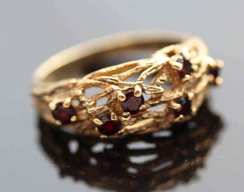 VINTAGE HEAVY GOLD (9ct) AND NATURAL GARNET RING FROM ENGLAND. VERY DIFFERENT DESIGN!