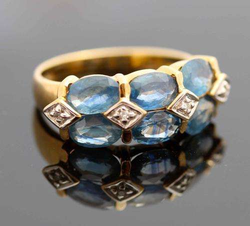 STUNNING PALE BLUE SAPPHIRE (2,1 carats!) AND DIAMOND 9 carat GOLD RING! A HEAVY 3,5 grams.