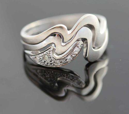STUNNING 14ct WHITE GOLD AND DIAMOND WEDDING RING. JEWELLER CERTIFIED VALUE R 6334.00! HALLMARKED