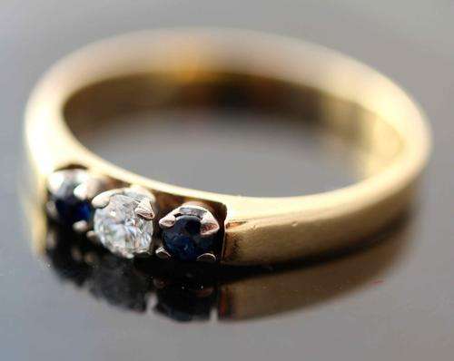 DAINTY 0,10 carat SOLITAIRE DIAMOND AND BLUE SAPPHIRES YELLOW GOLD RING. LONDON ASSAY