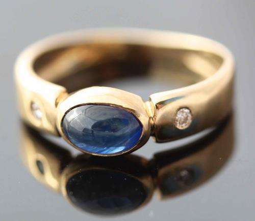 ELEGANT SAPPHIRE CABOCHON AND DIAMOND GOLD BAND RING. JEWELLER CERTIFICATE *[R6'049]*!!
