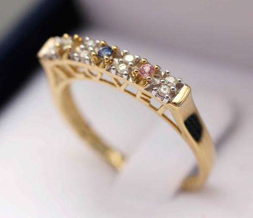 GOLD ETERNITY SAPPHIRE AND DIAMOND RING. 0,06 ct. SAYS "LOVE". BIRMINGHAM ASSAY
