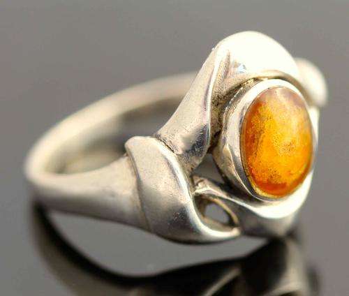 VINTAGE BALTIC AMBER RING. OPAQUE HONEY COLOUR. STERLING SILVER. INTERESTING INCLUSIONS.