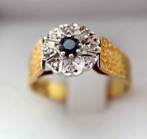 VINTAGE SAPPHIRE AND DIAMOND YELLOW AND WHITE GOLD RING. 9ct. JEWELLER CERTIFICATE incl { R 8' 138 }