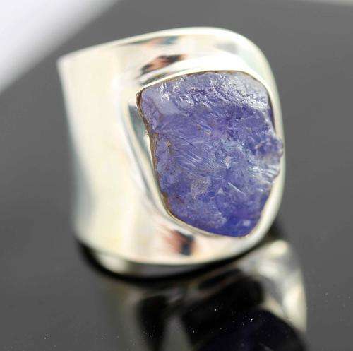 BROAD SHANK STERLING SILVER RING WITH NATURAL TANZANITE GEMSTONE! A HEAVY 8,1 grams!!