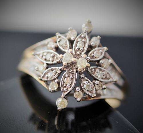 VINTAGE STARBURST DIAMOND CLUSTER WHITE & YELLOW 9ct GOLD RING. *JEWELLER CERTIFICATE R12'603*