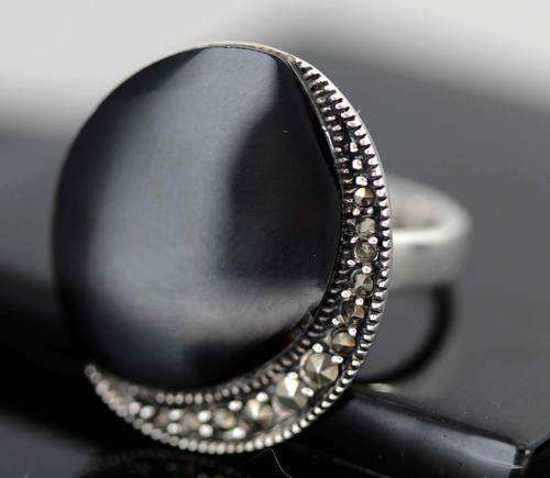 VINTAGE BLACK ONYX AND MARCASITE CRESCENT STERLING SILVER RING. 925