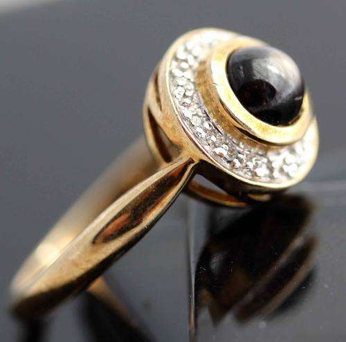 RARE BLACK STAR SAPPHIRE & DIAMOND YELLOW 9ct GOLD RING. JEWELLER CERTIFIED R18'098