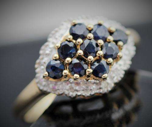 LARGE DEEP BLUE SAPPHIRE 0,36ct AND DIAMOND CLUSTER 9ct GOLD RING