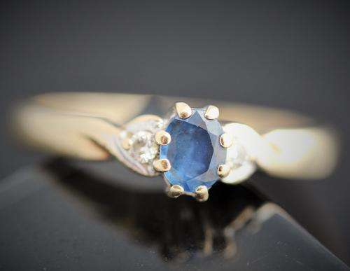 DELICATE BLUE SAPPHIRE 9ct GOLD RING. VINTAGE ENGLISH!