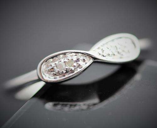 BEAUTIFUL SLENDER DIAMOND INFINITY 9ct WHITE GOLD RING