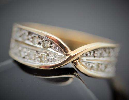 DIAMOND CROSS OVER RING 0,20ct - YELLOW AND WHITE 9ct GOLD SLEEK MODERN DESIGN UK SHEFFIELD HALLMARK