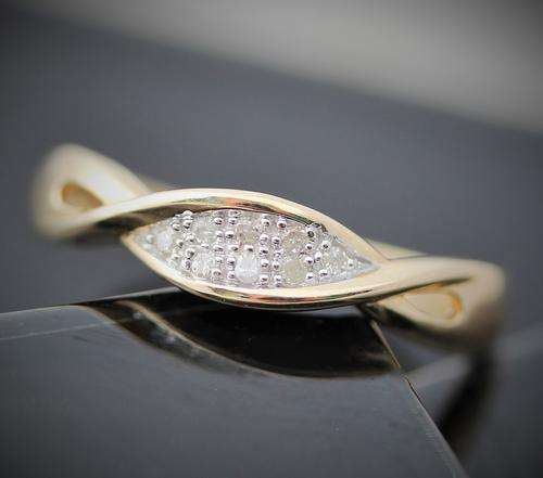 DAINTY DIAMOND YELLOW 9ct GOLD RING. INTERESTING TWIST DESIGN!