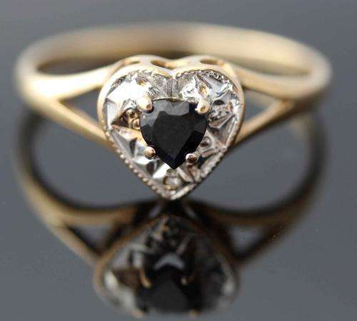 HEART-SHAPED ENGLISH SAPPHIRE WITH DIAMOND ACCENT VINTAGE RING IN 9ct YELLOW & WHITE GOLD