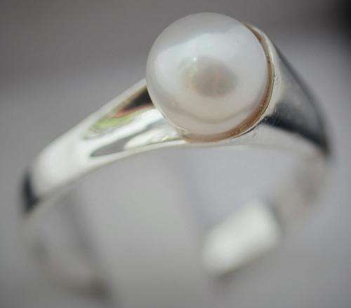 REAL PEARL STERLING SILVER RING. A SOLID 5,2g! UNUSUAL MODERN TUBULAR DESIGN