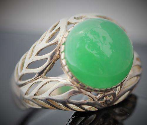 LARGE GREEN JADE RING IN SOLID STERLING SILVER 925. JEWELLER AUTHENTICATED! A HEAVY 6,3g!