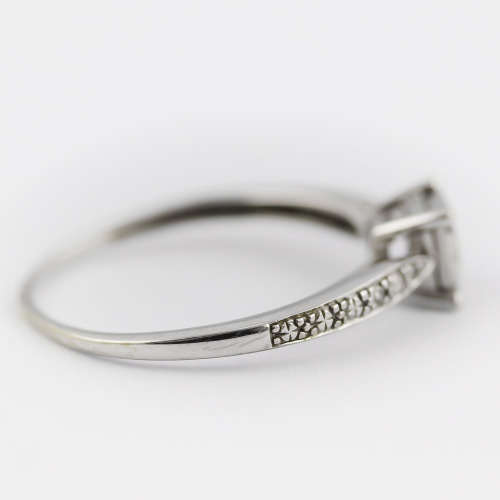 WHITE 9CT GOLD DIAMOND RING. COMES WITH INDEPENDENT AUTHENTICATION and EVALUATION CERT FOR R13`000