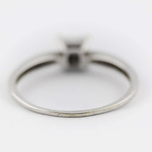 WHITE 9CT GOLD DIAMOND RING. COMES WITH INDEPENDENT AUTHENTICATION and EVALUATION CERT FOR R13`000