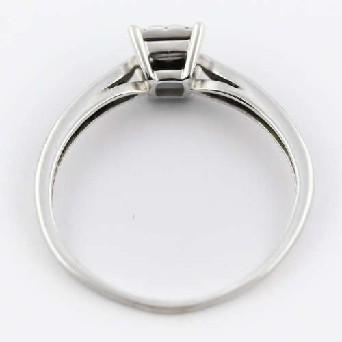 WHITE 9CT GOLD DIAMOND RING. COMES WITH INDEPENDENT AUTHENTICATION and EVALUATION CERT FOR R13`000