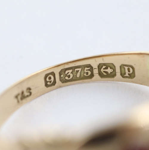 CLASSIC VINTAGE `SWEETHEART` GARNET AND DIAMOND 9CT YELLOW GOLD RING. 9CT