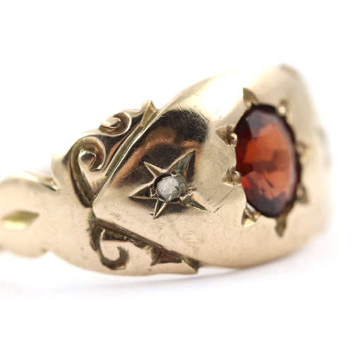 CLASSIC VINTAGE `SWEETHEART` GARNET AND DIAMOND 9CT YELLOW GOLD RING. 9CT