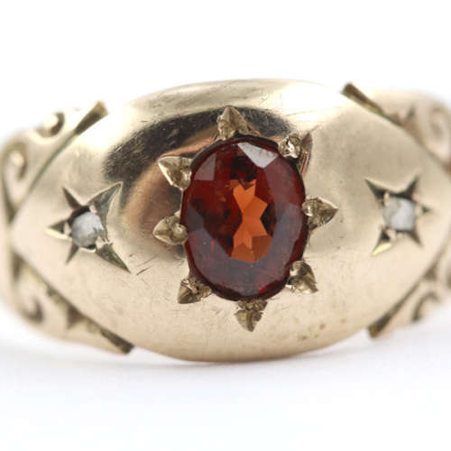 CLASSIC VINTAGE `SWEETHEART` GARNET AND DIAMOND 9CT YELLOW GOLD RING. 9CT