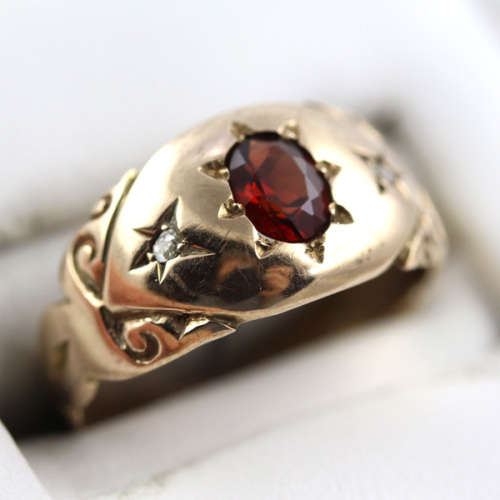 CLASSIC VINTAGE `SWEETHEART` GARNET AND DIAMOND 9CT YELLOW GOLD RING. 9CT