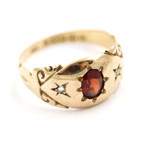 CLASSIC VINTAGE `SWEETHEART` GARNET AND DIAMOND 9CT YELLOW GOLD RING. 9CT