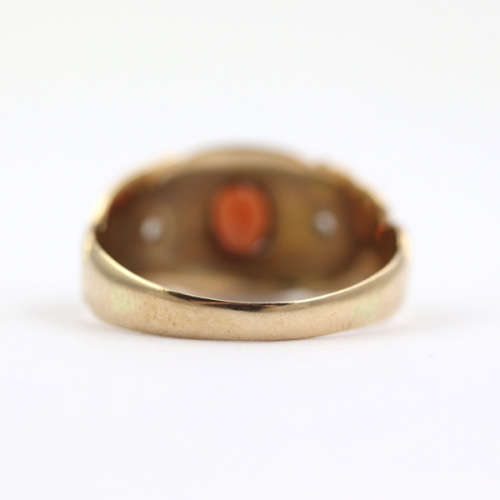 CLASSIC VINTAGE `SWEETHEART` GARNET AND DIAMOND 9CT YELLOW GOLD RING. 9CT