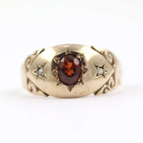 CLASSIC VINTAGE `SWEETHEART` GARNET AND DIAMOND 9CT YELLOW GOLD RING. 9CT