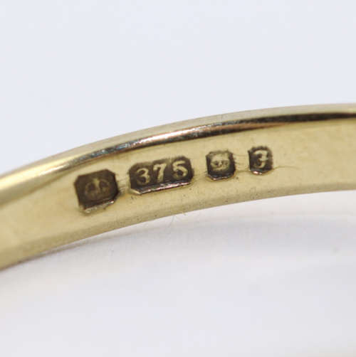 ENGLISH SAPPHIRE AND DIAMOND 9CT YELLOW & WHITE GOLD RING Incl JEWELLER`S EVALUATION R17'000