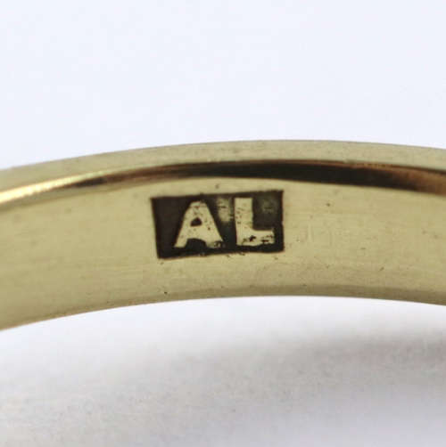 ENGLISH SAPPHIRE AND DIAMOND 9CT YELLOW & WHITE GOLD RING Incl JEWELLER`S EVALUATION R17'000