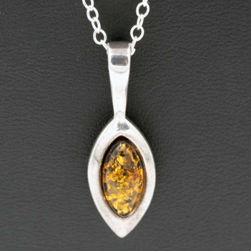 ELEGANT VINTAGE YELLOW BALTIC AMBER STERLING SILVER PENDANT ON 44cm (44mm) STERLING SILVER CHAIN
