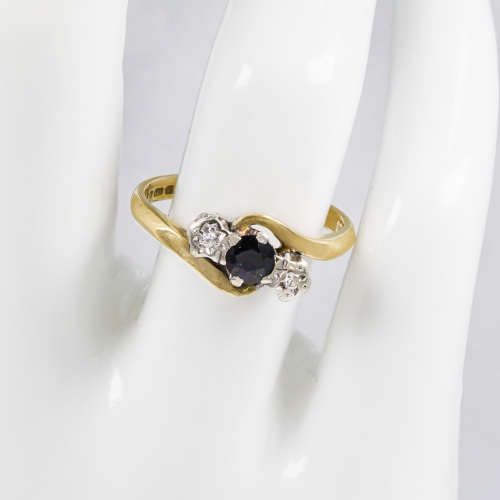 ENGLISH SAPPHIRE AND DIAMOND 9CT YELLOW & WHITE GOLD RING Incl JEWELLER`S EVALUATION R17'000