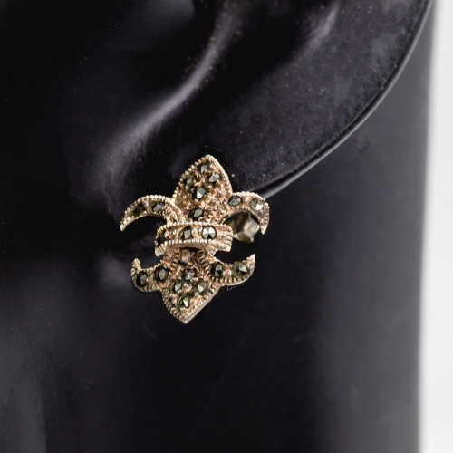 VINTAGE STERLING SILVER `FLEUR DE LIS` STUD EARRINGS SET WITH NATURAL MARCASITE