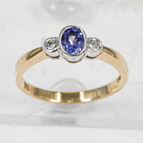 CONTEMPORARY DESIGN TANZANITE AND DIAMOND 9CT YELLOW and WHITE GOLD RING VALUATION CERT R18`000